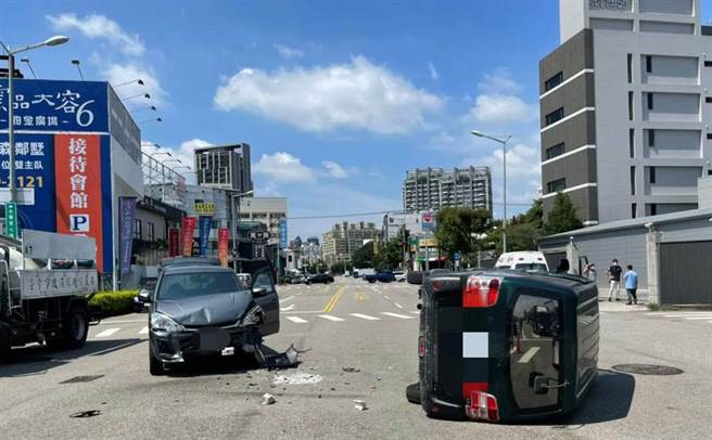 南屯區永春東七路、益昌二街是無號誌路口，今天下午1時許，發生兩車碰撞的意外，造成廂型車翻車。（民眾提供）
