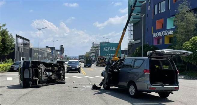 南屯區永春東七路、益昌二街是無號誌路口，今天下午1時許，發生兩車碰撞的意外，造成廂型車翻車。（民眾提供）
