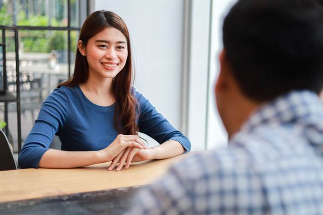 1名女大生分享升大学的暑假，她遇到的奇特打工经验，竟是假扮成孙女，陪伴患失智症的阿嬷。（示意图/Shutterstock提供）