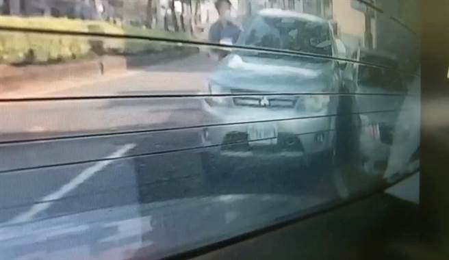 邹姓毒器通缉犯拒捕，开车衝撞侦防车。（民眾提供／廖志晃南投传真）