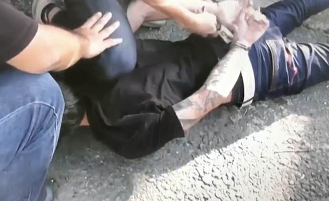 邹姓毒器通缉犯拒捕，开车衝撞侦防车，仍被警方制伏。（民眾提供／廖志晃南投传真）