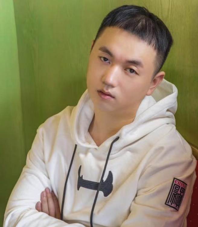 药水哥目前尚未对诱骗女子开房一事回应。(取自药水哥微博)