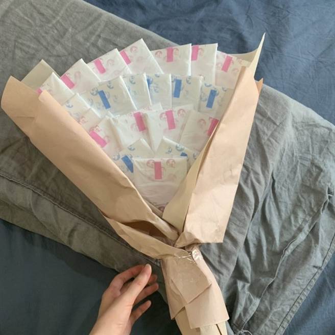 没想到吃完晚餐后，女网友的男友也回送1个用「卫生棉」做成的花束与1份珠宝给她。（图／翻摄自Dcard）