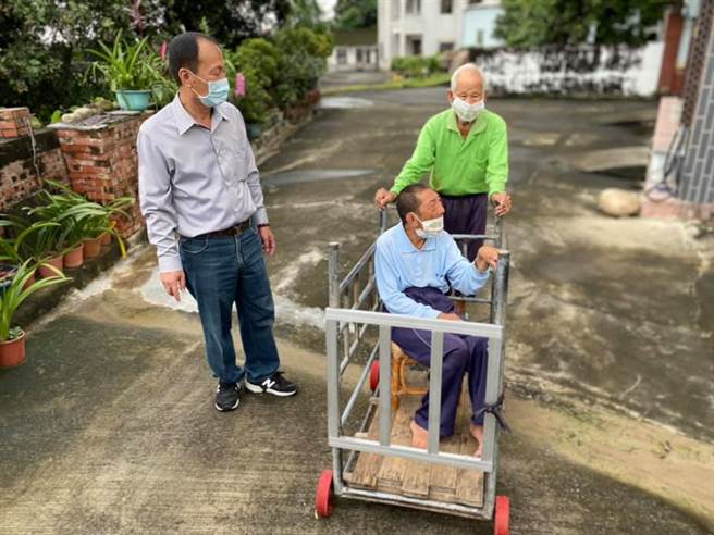 古坑乡长在脸书分享永光牛伯的故事，60多年来尽心尽力照顾麻痹的儿子。（图／沈胜腾脸书）