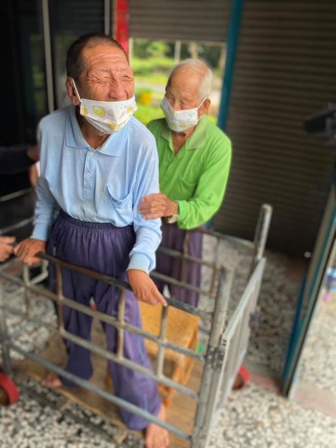 古坑乡长在脸书分享永光牛伯的故事，60多年来尽心尽力照顾麻痹的儿子。（图／沈胜腾脸书）