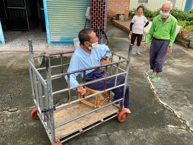 古坑乡长在脸书分享永光牛伯的故事，60多年来尽心尽力照顾麻痹的儿子。（图／沈胜腾脸书）