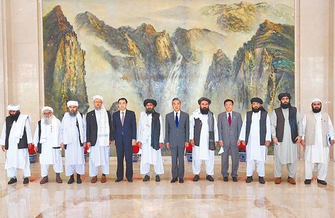 塔利班在攻入阿富汗首都喀布爾之前，曾派出代表團前往北京訪問，獲中國外交部長王毅接待。據稱塔利班此行是表達執政後能加入中國的「一帶一路」計劃。（圖／中國外交部官網）