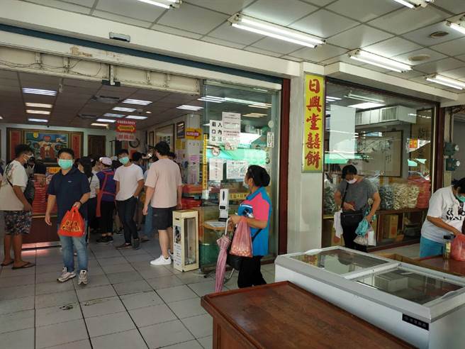 云林县北港朝天宫商圈回春，降级警戒2周后生意回流5成。（张朝欣摄）