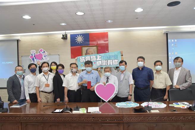 「振翔紡織股份有限公司暨永興呢羢有限公司」董事長王波濤捐助北市6000萬元，幫助貧窮弱勢家庭，。（北市社會局提供）