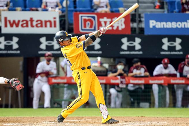 3局上「大师兄」林智胜逮住欧飞登的141公里红中速球，大棒轰出左外野两分全垒打，也是个人中职生涯第287轰。（陈麒全摄）