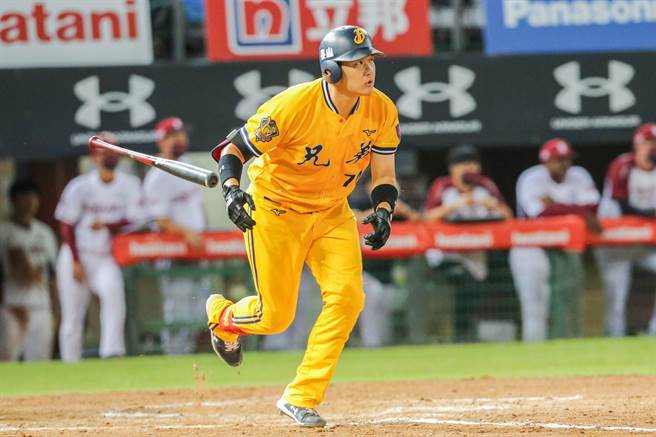 中信兄弟许基宏在2局上敲出阳春全垒打。（陈麒全摄）