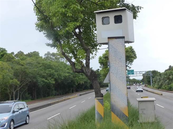 台74甲线东外环2.2公里处的固定式测速照相杆，是彰化县抢钱「杆王」。（中时资料照 谢琼云摄）
