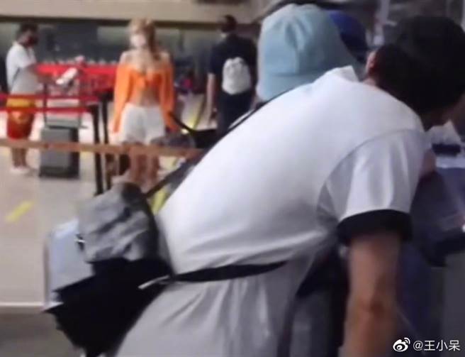 王安宇神秘女粉丝大胆接机穿着引热议。(取自微博)