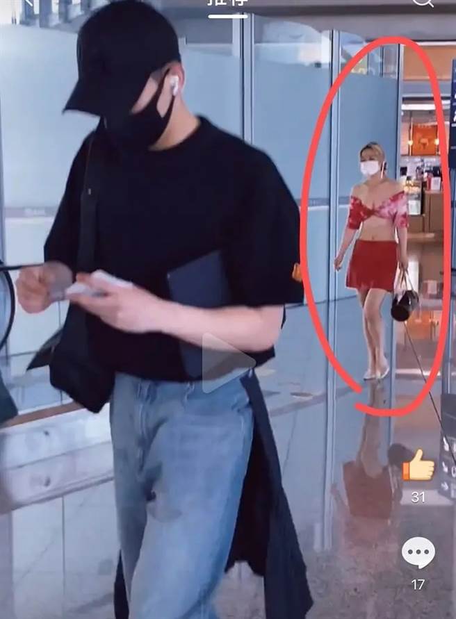 女粉丝总是默默注视着王安宇。(取自微博)