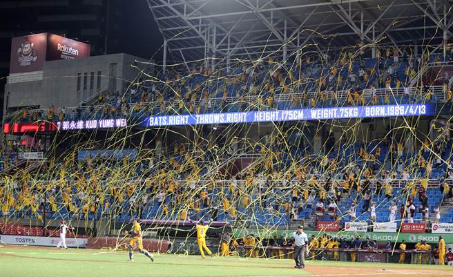 中信兄弟上半季登基，在桃园球场抛下黄色彩带。（陈麒全摄）