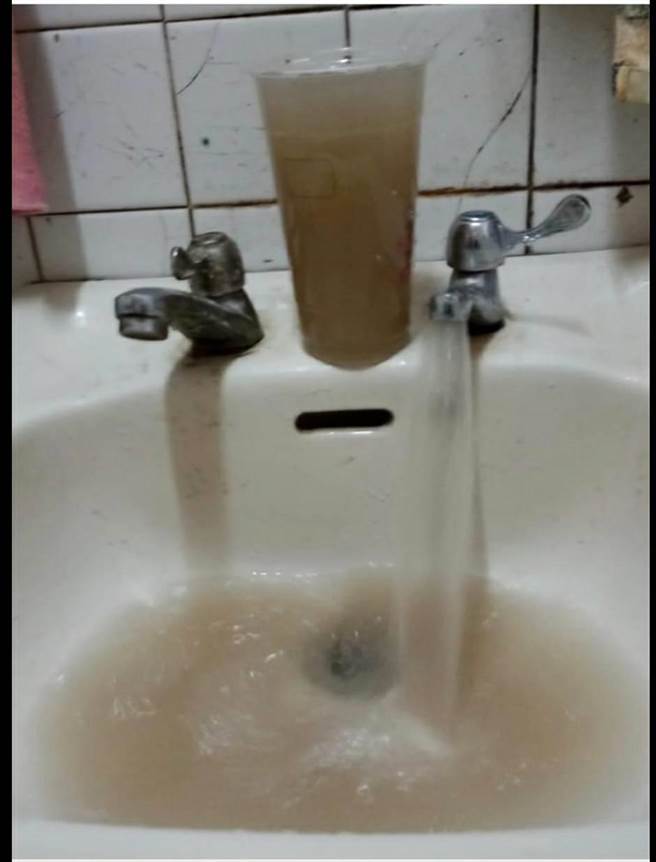 高雄市六龟区玉宝里等5个里的居民一大早开水龙头要刷牙洗脸，被污浊的自来水吓一跳。（林雅惠摄）