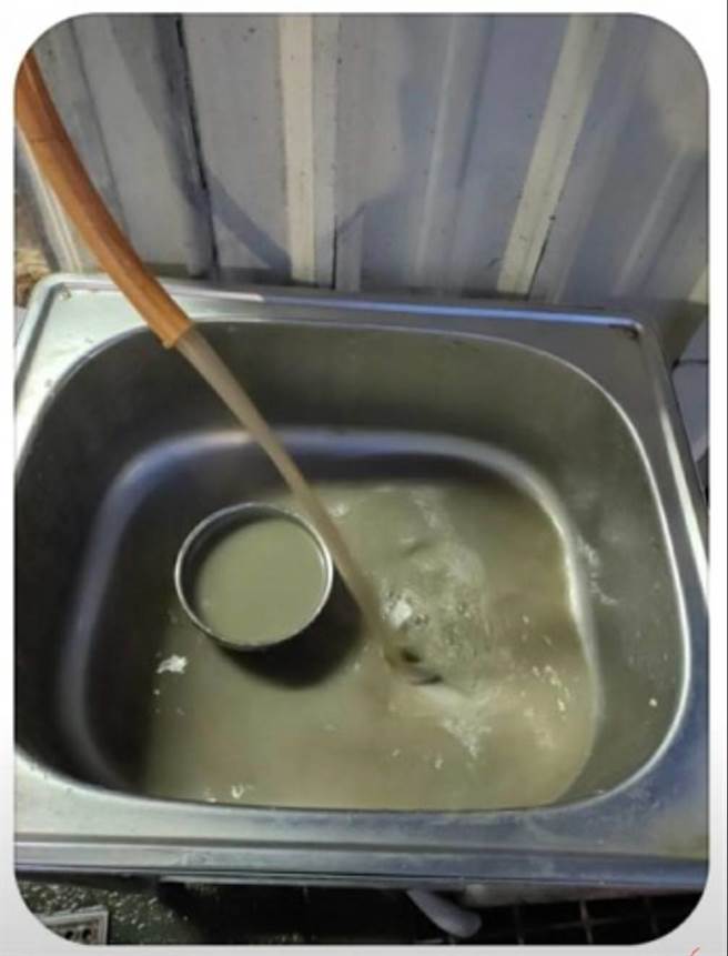 高雄市六龟区玉宝里等5个里的居民一大早开水龙头要刷牙洗脸，被污浊的自来水吓一跳。（林雅惠摄）