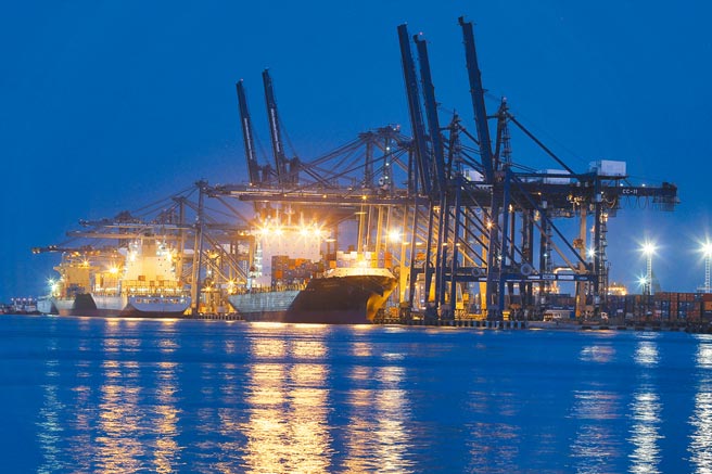 印尼經濟復甦，雅加達國際貨櫃港碼頭裝卸貨作業更加忙碌。圖／IETO提供