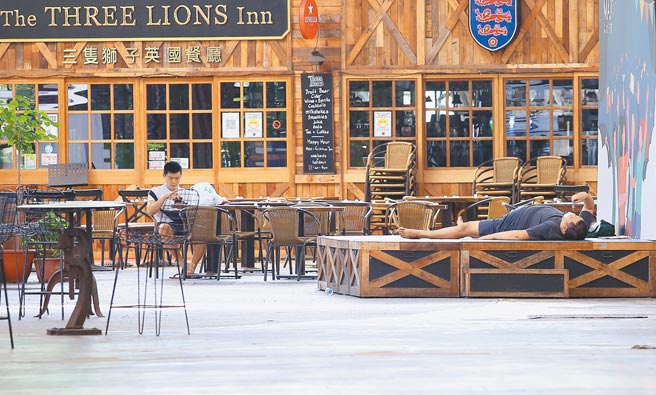 餐饮业者向政府喊话，希望9月中旬就发放振兴五倍券，因为很多店家、摊商根本撑不到10月。图为北市某餐厅因消费人数稀少，座位空荡荡，接近中午用餐时间还未开门营业。（陈俊吉摄）