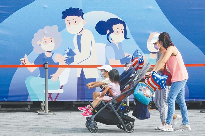 疫苗不足，卫福部长陈时中要地方少开接种站。台北花博公园争艳馆接种站16日休息，馆外仍竖立宣导接种的巨幅看板。（黄子明摄）