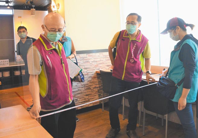 澎湖县率先全国18日起餐厅内用取消隔板及1.5公尺社交距离等。（陈可文摄）