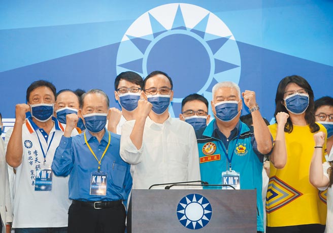 国民党前主席朱立伦（中）16日在蓝营青年与退伍军人团体陪同下，完成登记参选国民党主席。提出六大目标，强调国民党绝不能变成小绿、小白，国民党要做「正蓝」，正蓝就是国父孙中山的正蓝，是先总统蒋经国的正蓝。（王英豪摄）