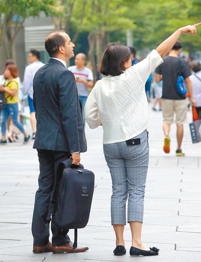 財政部預告修法，將外國白領族、外籍專業人才租稅優惠延長為5年，圖為來台工作的外籍人士。（本報資料照片）