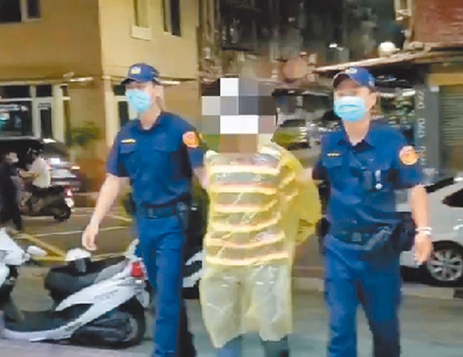 新北市44岁陈姓街友（中）与多年好友66岁叶姓街友疑因「水龙头钥匙」多次口角，陈16日与叶男谈判，愤而持水果刀刺向叶男左胸，叶傍晚宣告不治，警方将陈依杀人罪嫌送办。（翻摄照片／戴上容新北传真）