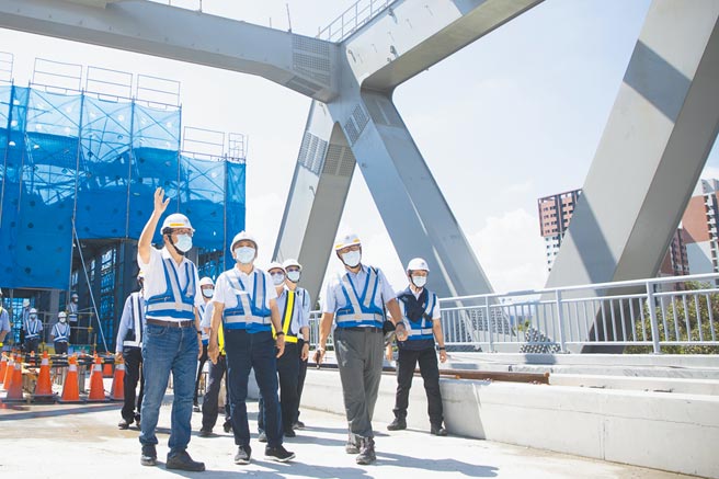 新北市长侯友宜（左二）16日上午9时许，前往安坑轻轨工区视察。（新北市新闻局提供／叶书宏新北传真）