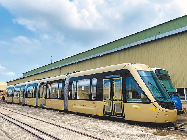 安坑轻轨首辆列车。（新北市捷运局提供／叶书宏新北传真）