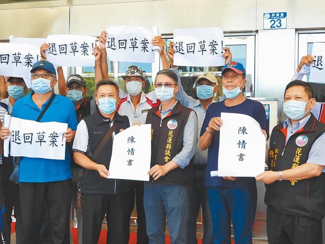 花莲县花东纵谷环境保护大联盟昨前往花莲县议会递交陈情书，指出花莲县政府提「新设置畜牧场管理自治条例」草案争议性太大，要求在尚未与居民取得共识前退回此案。（罗亦晽摄）