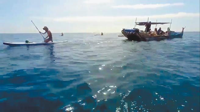 SUP玩家刘先生一行人15日在宜兰县东澳湾下水，但遭渔民驱离。（读者提供／李忠一宜兰传真）