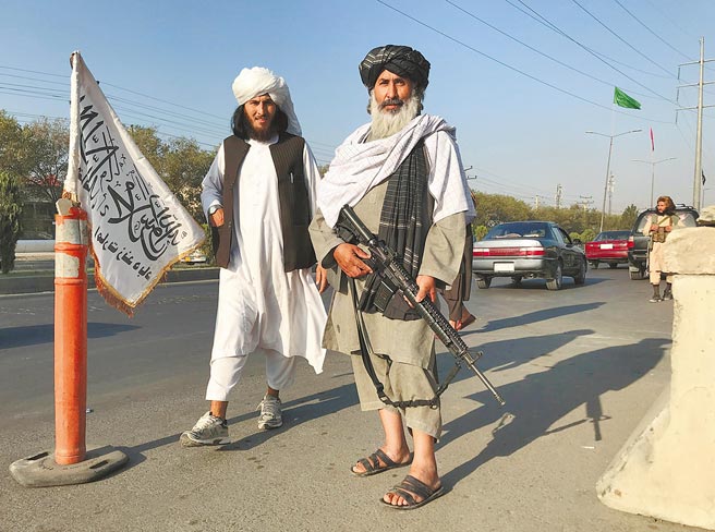 塔利班再度執政，拜登慘遭國內外對手窮追猛打，但這場危機的嚴重程度到底如何，只有等再次受塔利班統治民眾的遭遇來判斷。（路透）