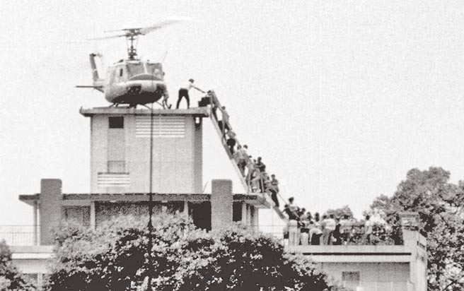 1975年，越南西貢（今胡志明市）即將陷落之際，一架直升機停在美國駐西貢大使館樓頂，接運倉皇撤離的人員。（路透）