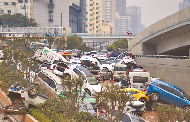 大陸7月面臨高溫、暴雨以及部分地區局部疫情散發的狀況，主要經濟指標增速均有所回落。圖為鄭州京廣路隧道因暴雨救援清理出的車輛。（新華社）