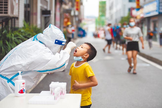 大陆本土疫情趋缓，15日本土病例降至13例，江苏扬州6例，已连续5日下降。（新华社）