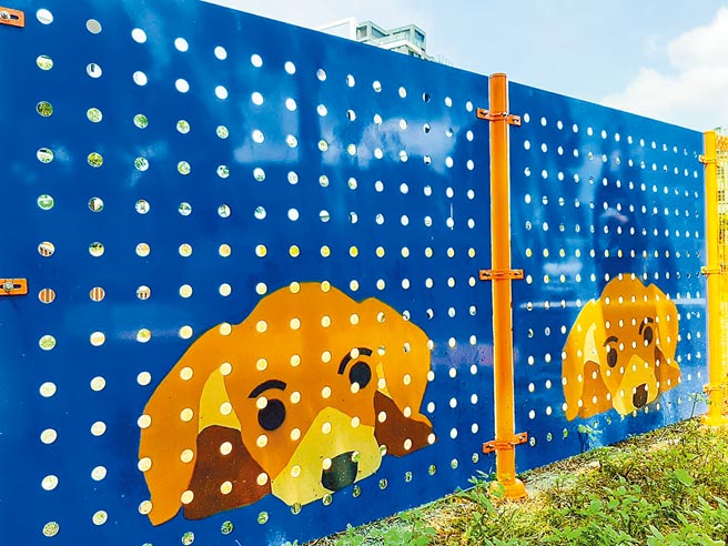 疫情期间，林口区公所重新改造宗北、松柏公园，宗北公园依滞洪池改造成生态池，松柏公园增设宠物相关设施。图为林口松柏公园宠物造型的围栏，样式亮眼可爱又吸睛。（林口区公所提供／戴上容新北传真）