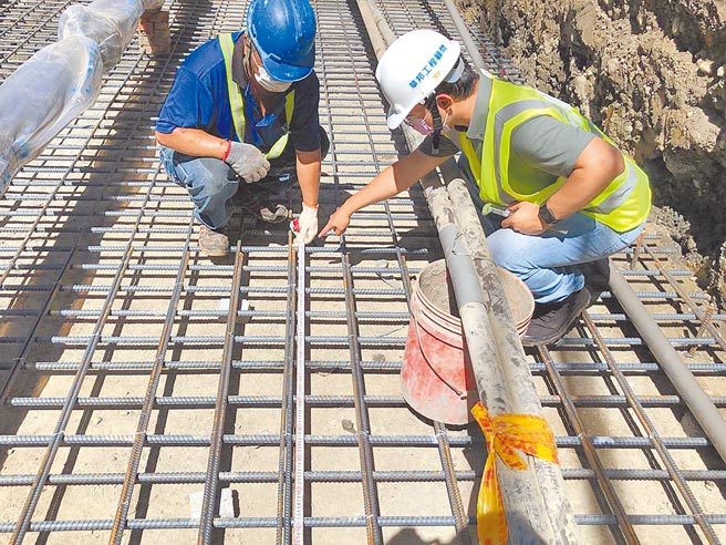 新北市中和区员山路514巷内下水道顶板及箱涵有结构性损坏，区公所于7月中进行顶板强固工程，8月16日完工启用。（中和区公所提供／叶书宏新北传真）