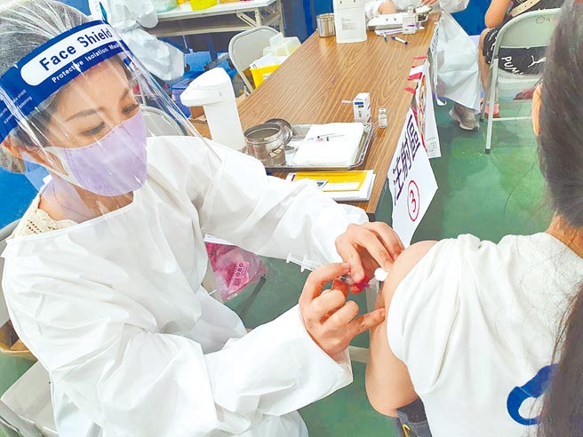 高端疫苗開放預約首日，桃園有2萬2千人預約登記。（陳夢茹攝）