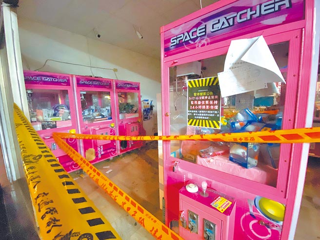 桃园夹娃娃机店有上千家，上月底降级开放后要求「专人管理」，3周来仅280家成功申请復业，另有34家办理歇业，16日松绑改採监视录影和广播系统，但业者多持观望态度。（蔡依珍摄）