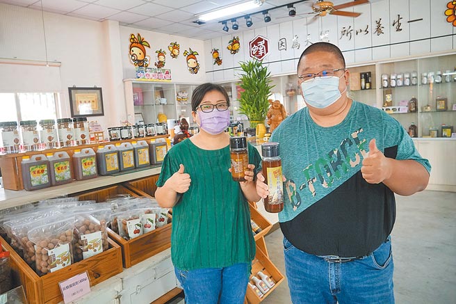 南投中寮乡蜂国蜂蜜庄园吴俊贤、刘京妮夫妻，参加今年全国国产蜂蜜品质评鑑，荣获两项龙眼蜜特等奖、一项荔枝蜜特等奖，一项荔枝蜜头等奖。（黄国峰摄）