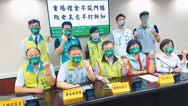 台南市今年重阳敬老金拟设排富条款，民进党籍与无党籍议员群起反对。（程炳璋摄）