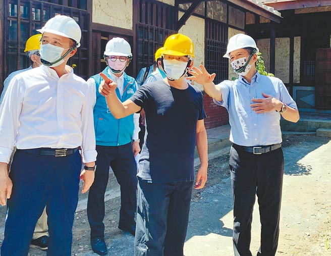 文化部长李永得（前排右）16日在嘉义县长翁章梁（前排左）、云门舞集创办人林怀民（前排中）等人陪同下，到林开泰诊疗所旧宅了解目前修復活化进度。（吕妍庭摄）