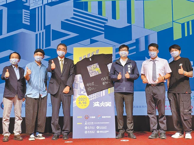 高市府特地找来金曲奖乐团「灭火器」为帝冠车站创作《高雄驿起飞》主题曲，灭火器乐团16日举办新歌发表暨MV首映会。（洪浩轩摄）