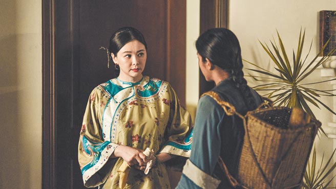 蕭淑慎（左）客串洋藥局老闆娘，犀利眼神震懾温貞菱。（公視提供）