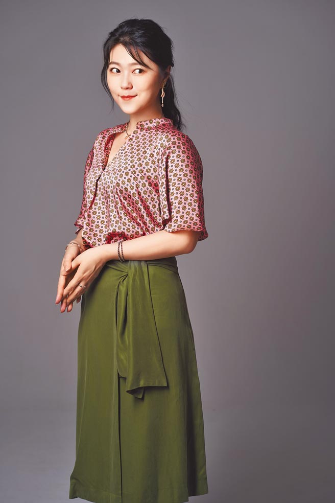 曹雅雯笑說自己偏好深藍色和白色，有時因工作意外穿上其它印花或顏色也有耳目一新之感，Marella花鑽襯衫7800元、圍裹式綁帶裙1萬1600元。（JOJ Photo攝）