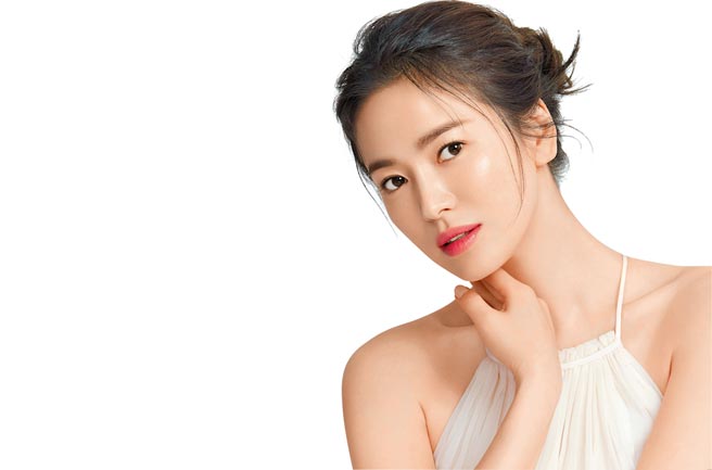 女星宋慧乔为雪花秀润燥养肤精华拍摄形象大片。（雪花秀提供）