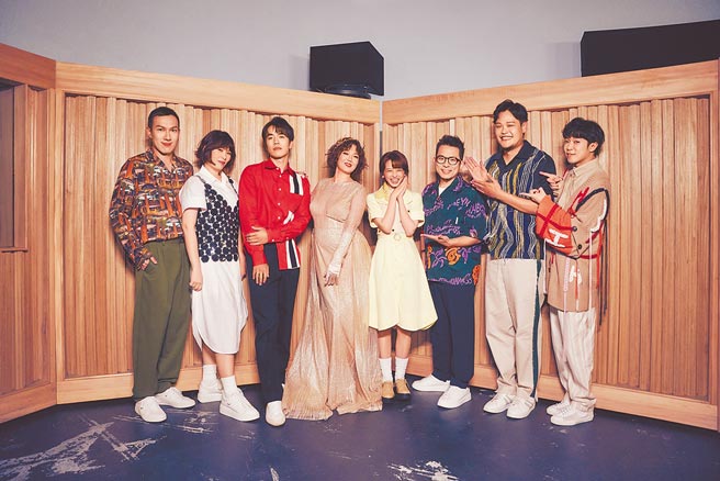 鱼丁纟新歌〈蜂蜜人蔘〉MV，邀来苗可丽（左四起）、陈妍霏演出。（环球音乐提供）