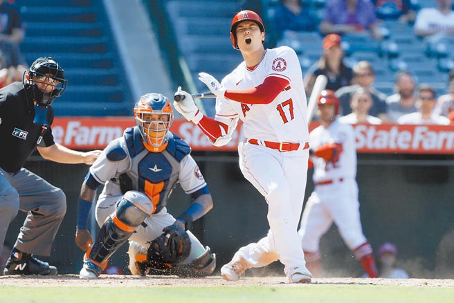 大谷翔平被自打球击中腿部，不禁露出痛苦表情。（美联社）