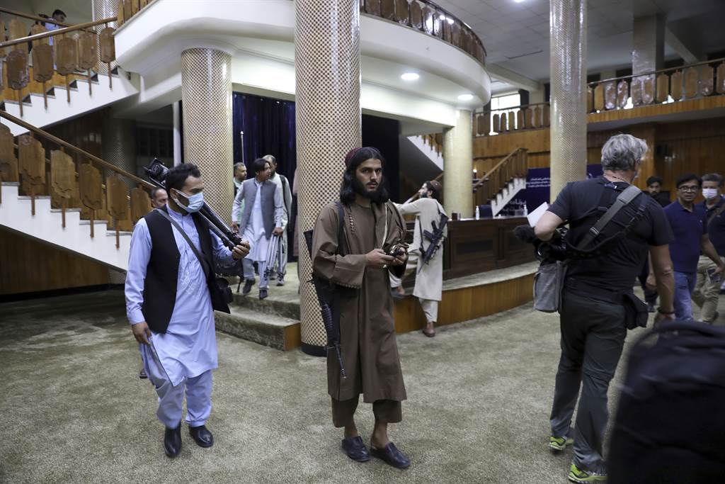 塔利班进入阿富汗首都喀布尔，让20年来美国军方在阿富汗耗费近1兆美元纳税钱、赔上数千条美国人命的经营毁于一旦，拜登人气也跟着大跌。图/美联社(photo:ChinaTimes)
